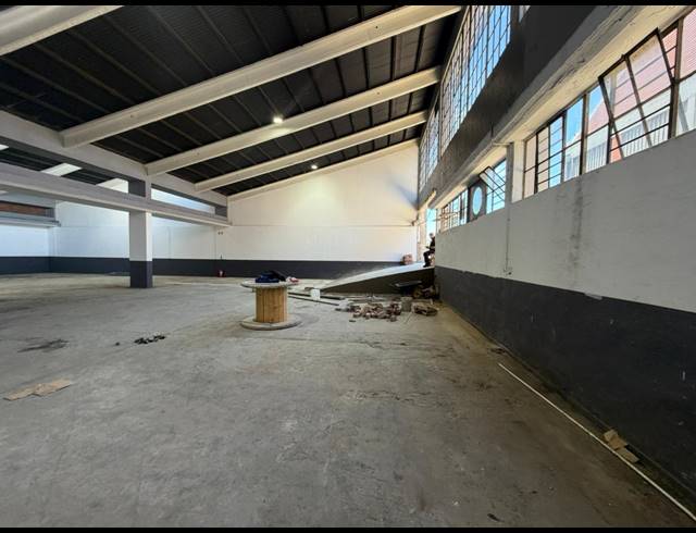 480M² WAREHOUSE TO LET IN EASTLEIGH